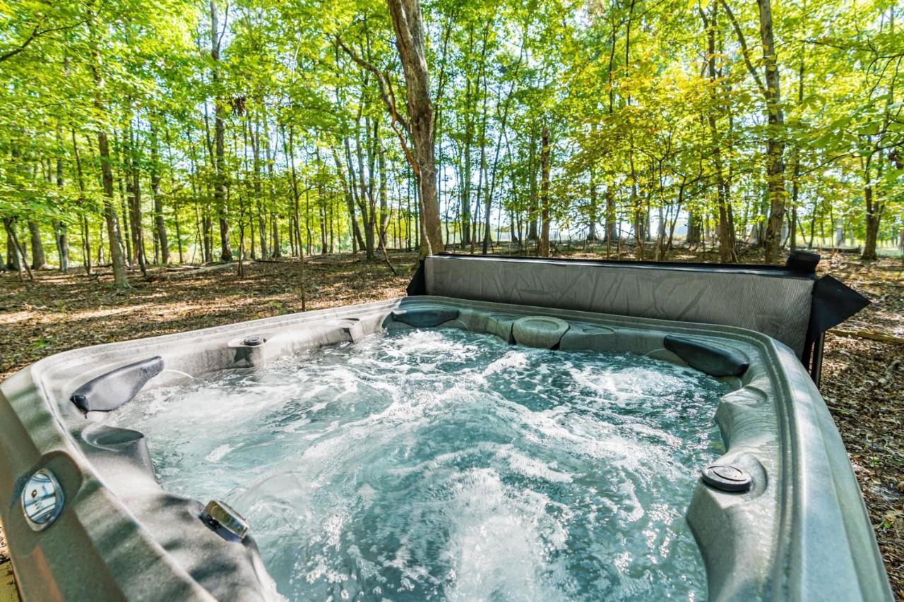 فيلا Cozy & Modern W Hot Tub, Fire Pit, Grill & Pond Morton Grove المظهر الخارجي الصورة